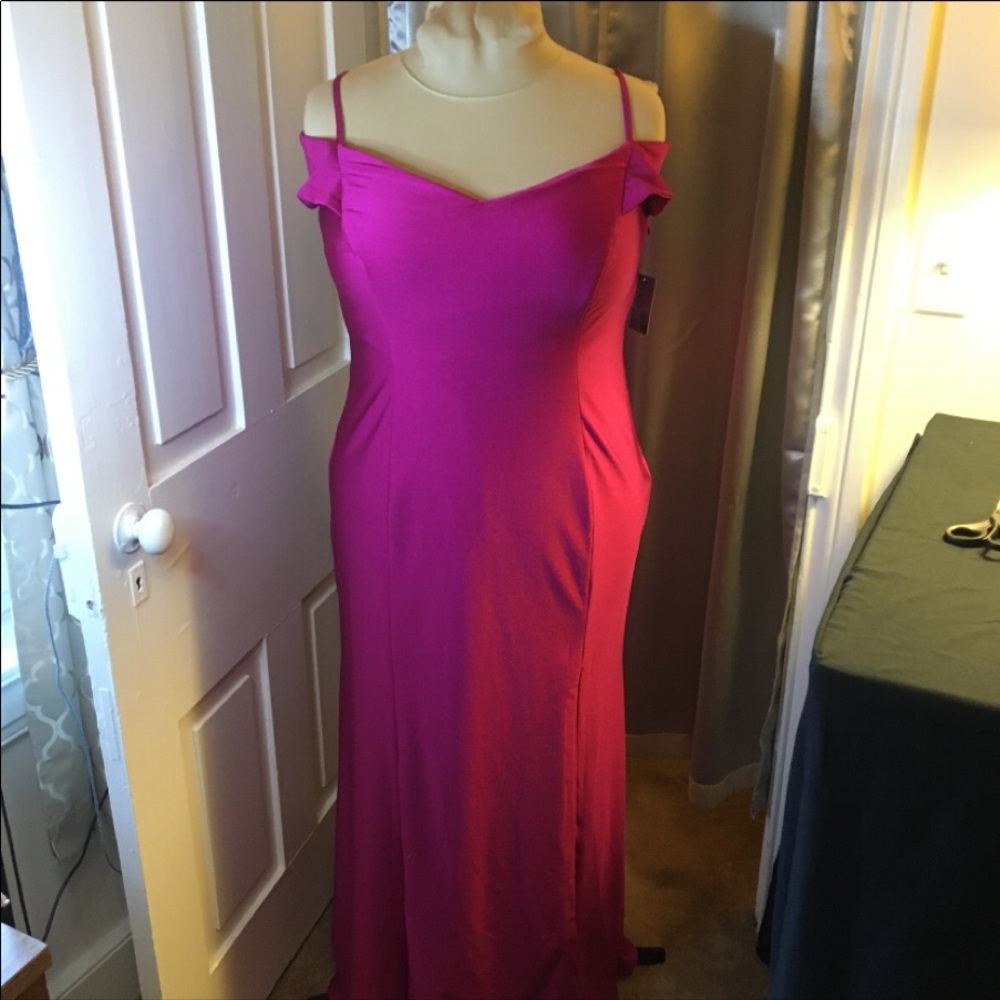 ✨morgan & co cold shoulder gown✨